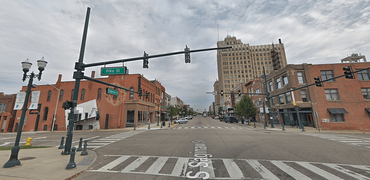 A real image of the Saginaw and Pike intersection on a cloudy day