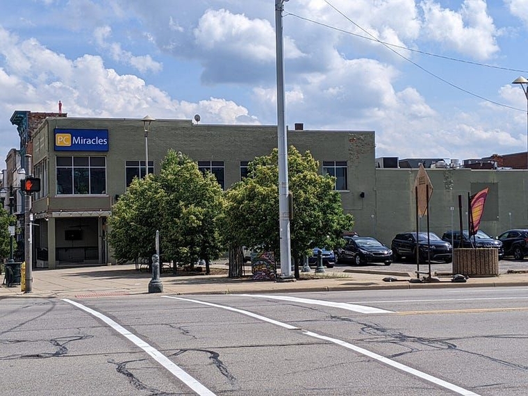 A photo of the same corner, with the shelters in front of what is now PC Miracles removed.