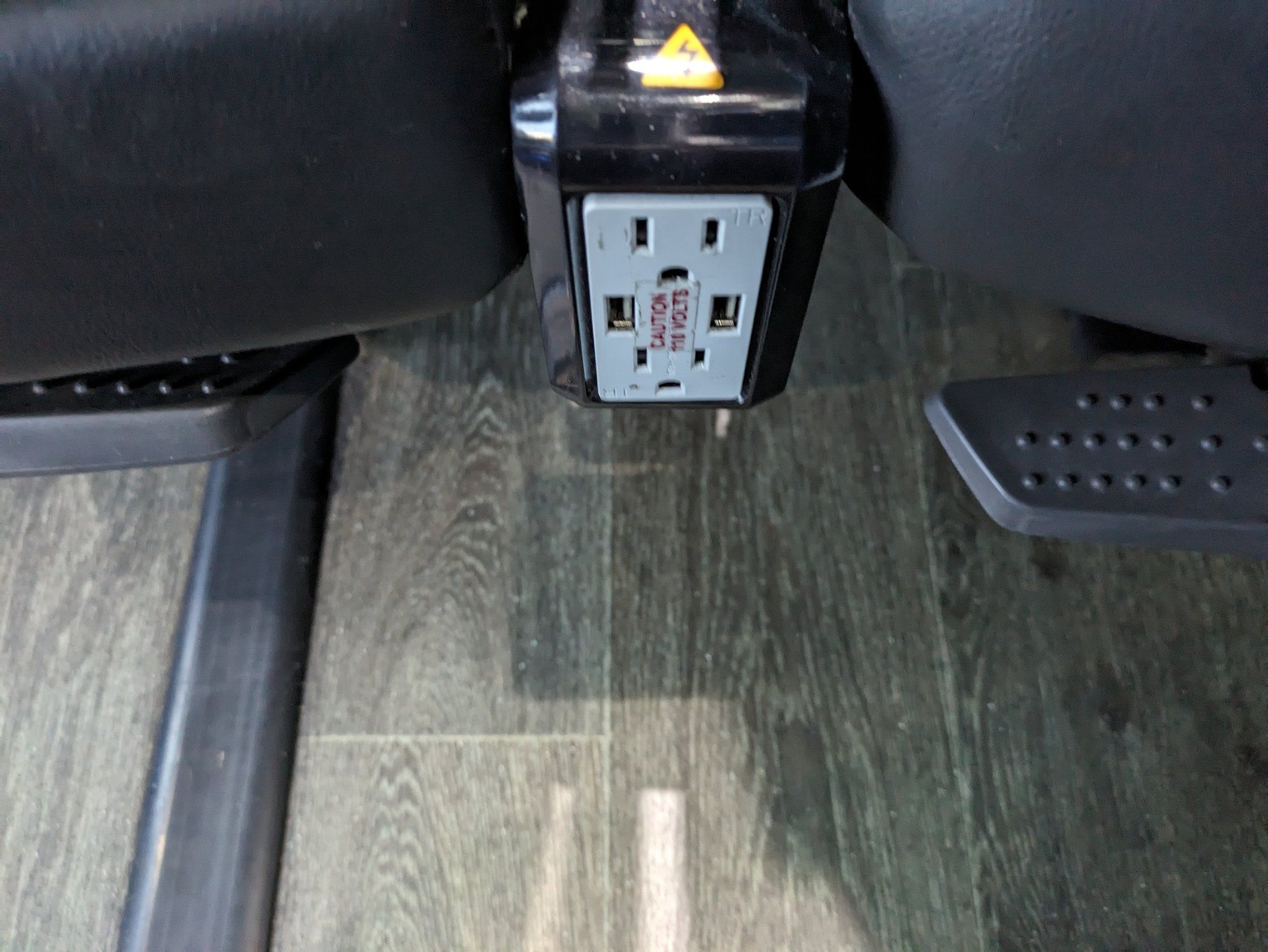 AC outlets! And footrests!