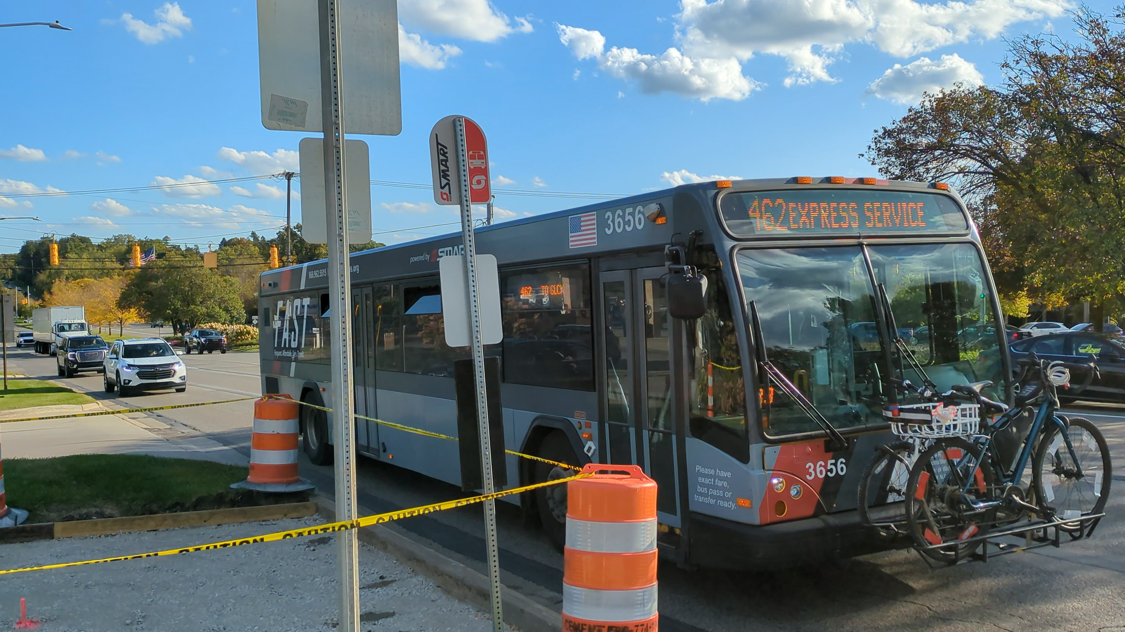 A northbound FAST Woodward bus approaches Long Lake in Bloomfield Hills with two bikes on the front rack.