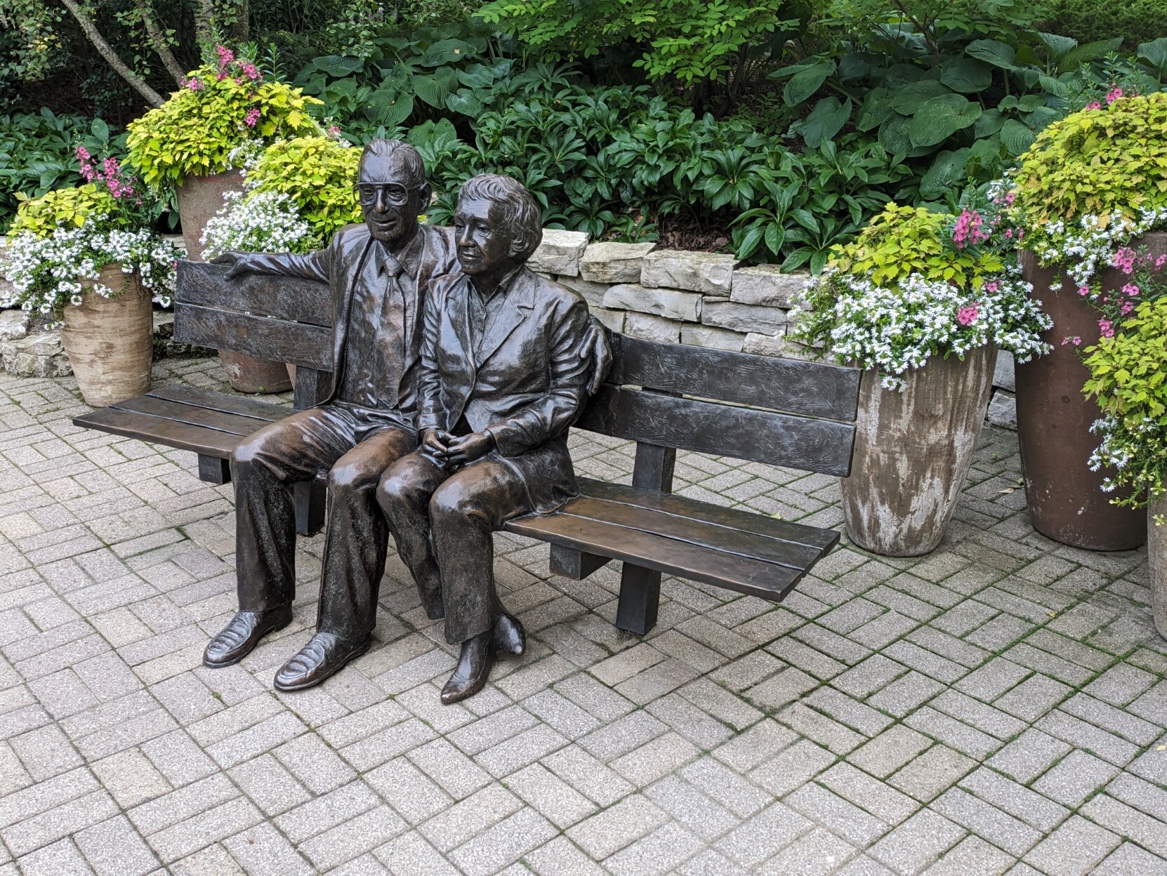 A copper statue of the Meijer couple on a bench